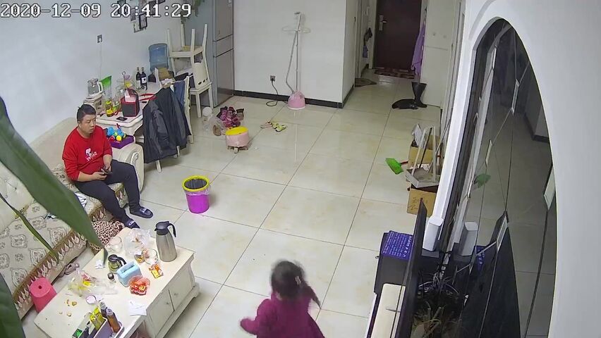 黑客破解家庭网络摄像头监控偷拍年轻辣妈喜欢洗完澡在客厅穿