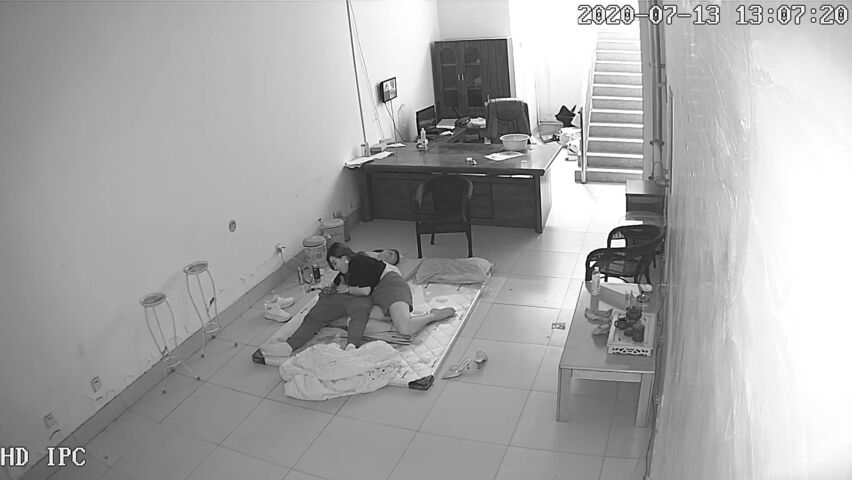 黑客破解网络摄像头偷拍小夫妻喜欢中午休息的时候在临时办公室的地铺上啪啪