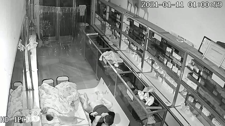 破解网络摄像头监控偷拍药店老板娘夫妻晚上把孩子哄睡了在门店地铺上做爱