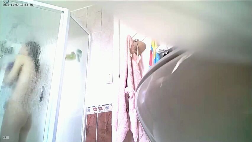 房东浴室偷装摄像头偷拍高颜值女大学生租客洗澡妹子下面的毛毛多又乱也不修理一下