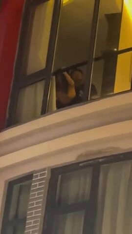 全网疯传惠州水东街事件 酒店窗前两人颠鸾倒凤引千人围观 多人拿手机拍摄 妹子说我不想看了