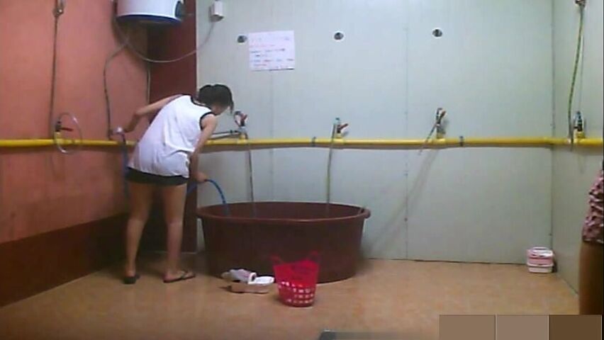 某公司公共女浴室提前放置摄像头TP女员工洗澡