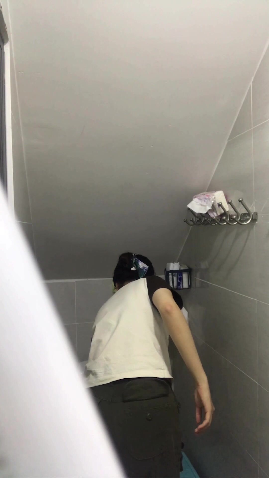 卫生间暗藏摄像头偷拍表妹尿尿,照镜子的时候差点被她发现了